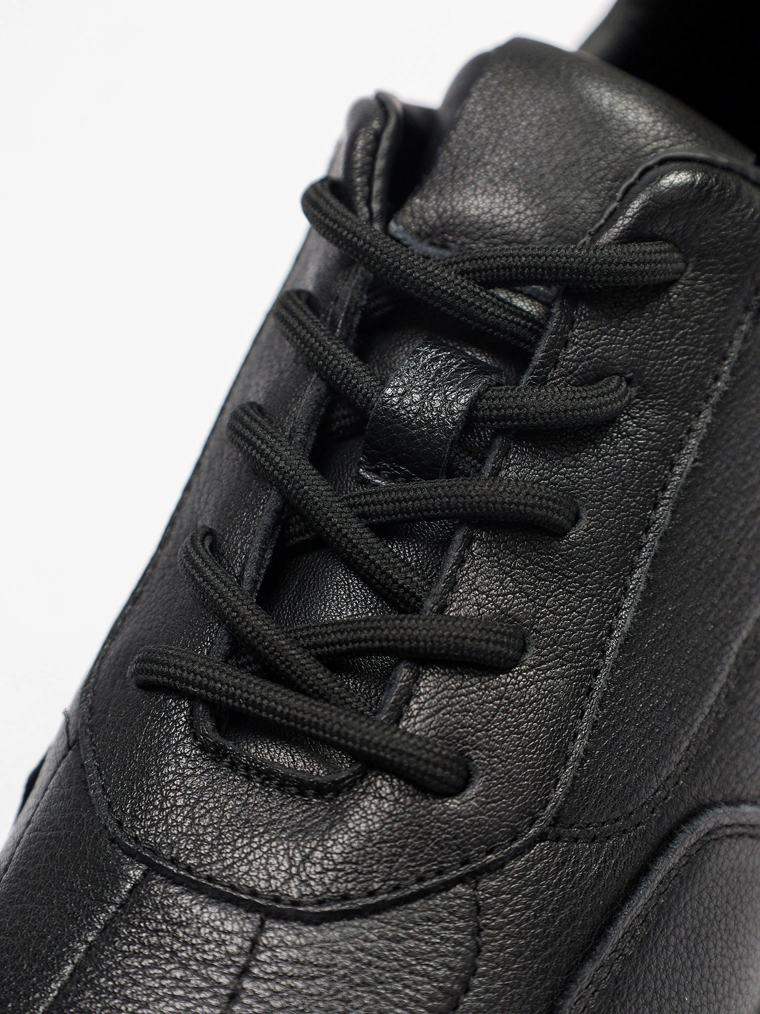 Кроссовки черного цвета на низкой рельефной подошве